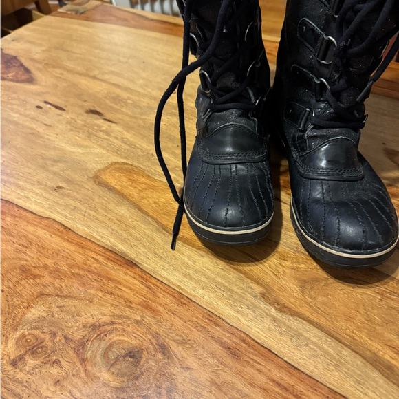 Sorel Black Winter Boots with Fur Trim used once size 10 in like new condition - Picture 8 of 11